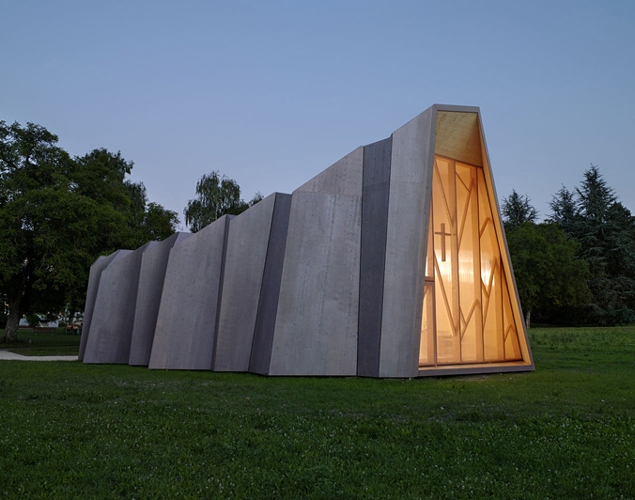 Construction d'une chapelle provisoire