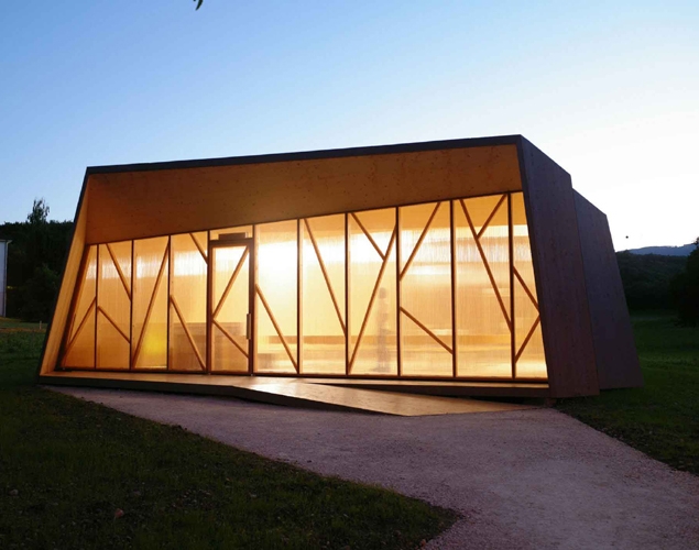 Construction d'une chapelle provisoire